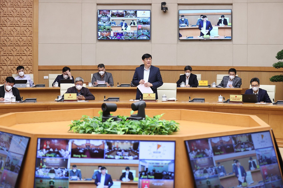 Bộ trưởng Bộ Y tế Nguyễn Thanh Long báo cáo tình hình và diễn biến dịch COVID-19. (Ảnh: Dương Giang/TTXVN)