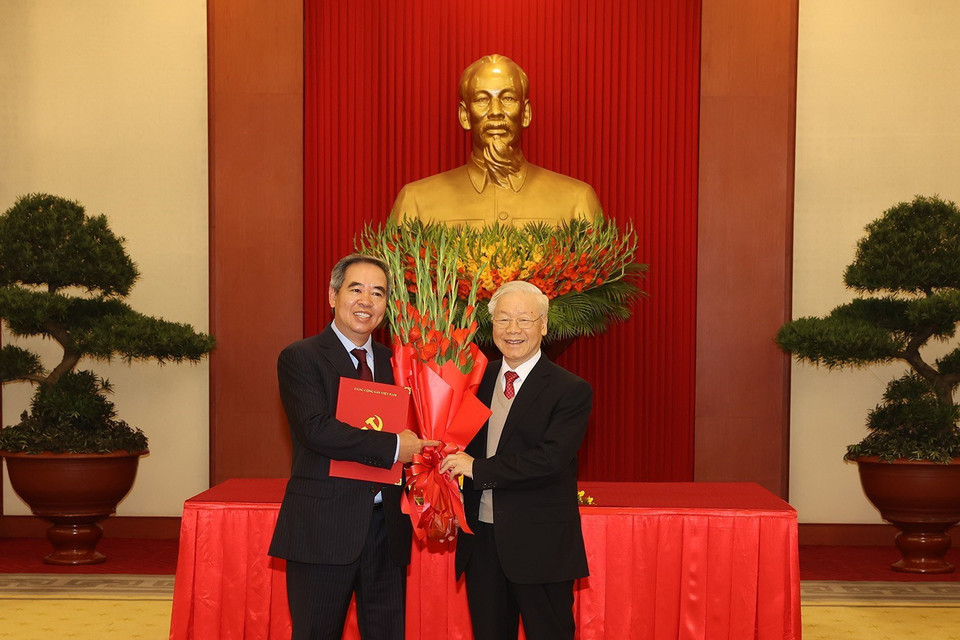 Tổng Bí thư Nguyễn Phú Trọng trao Quyết định và tặng hoa ông Nguyễn Văn Bình, nguyên Ủy viên Bộ Chính trị, nguyên Bí thư Trung ương Đảng, nguyên Trưởng Ban Kinh tế Trung ương. (Ảnh: Trí Dũng/TTXVN)