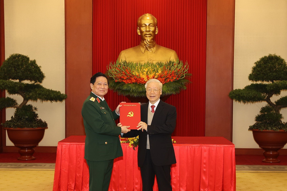 Tổng Bí thư Nguyễn Phú Trọng trao Quyết định cho Đại tướng Ngô Xuân Lịch, nguyên Ủy viên Bộ Chính trị, nguyên Phó Bí thư Quân ủy Trung ương, nguyên Bộ trưởng Bộ Quốc phòng. (Ảnh: Trí Dũng/TTXVN)