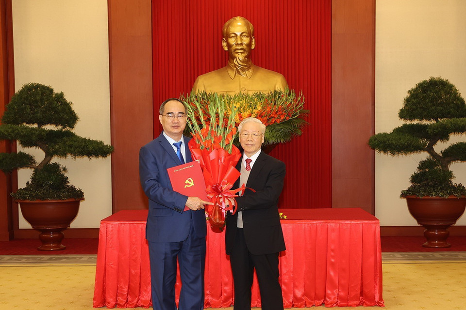 Tổng Bí thư Nguyễn Phú Trọng trao Quyết định và tặng hoa ông Nguyễn Thiện Nhân, nguyên Ủy viên Bộ Chính trị, nguyên Bí thư Thành ủy Thành phố Hồ Chí Minh, nguyên Trưởng đoàn đại biểu Quốc hội Thành phố Hồ Chí Minh. (Ảnh: Trí Dũng/TTXVN)