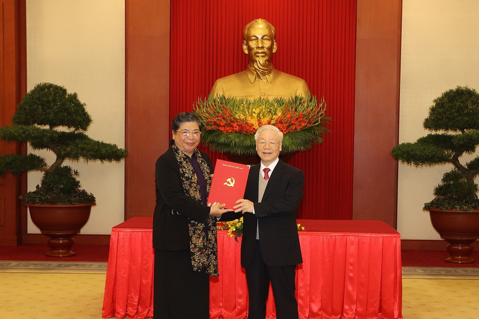 Tổng Bí thư Nguyễn Phú Trọng trao Quyết định cho nguyên Ủy viên Bộ Chính trị, nguyên Phó Bí thư Đảng đoàn Quốc hội, nguyên Phó Chủ tịch Thường trực Quốc hội Tòng Thị Phóng. (Ảnh: Trí Dũng/TTXVN)