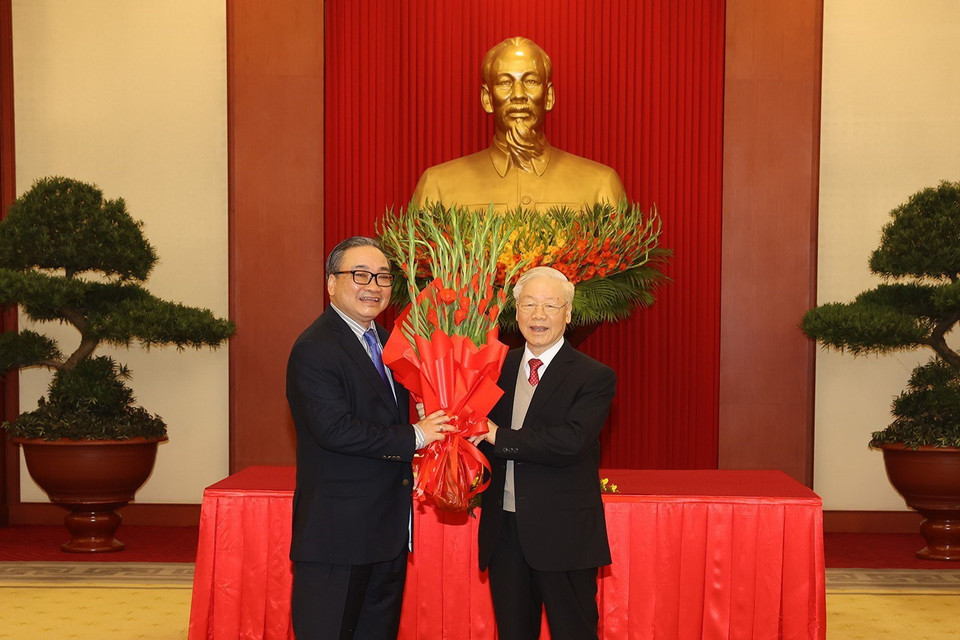 Tổng Bí thư Nguyễn Phú Trọng trao Quyết định và tặng hoa ông Hoàng Trung Hải, nguyên Ủy viên Bộ Chính trị, nguyên Bí thư Thành ủy Thành phố Hà Nội, nguyên Phó Trưởng Bộ phận Thường trực chuyên trách Tiểu ban Văn kiện Đại hội XIII của Đảng. (Ảnh: Trí Dũng/TTXVN)