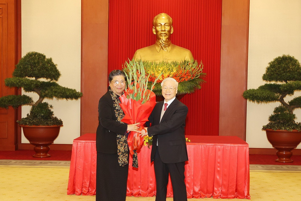 Tổng Bí thư Nguyễn Phú Trọng trao Quyết định và tặng hoa nguyên Ủy viên Bộ Chính trị, nguyên Phó Bí thư Đảng đoàn Quốc hội, nguyên Phó Chủ tịch Thường trực Quốc hội Tòng Thị Phóng. (Ảnh: Trí Dũng/TTXVN)