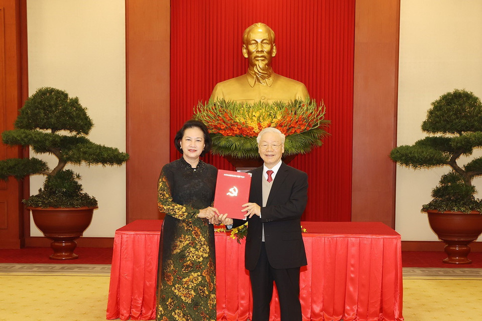 Tổng Bí thư Nguyễn Phú Trọng trao Quyết định cho đồng chí Nguyễn Thị Kim Ngân, nguyên Ủy viên Bộ Chính trị, nguyên Bí thư Đảng đoàn Quốc hội, nguyên Chủ tịch Quốc hội. (Ảnh: Trí Dũng/TTXVN)
