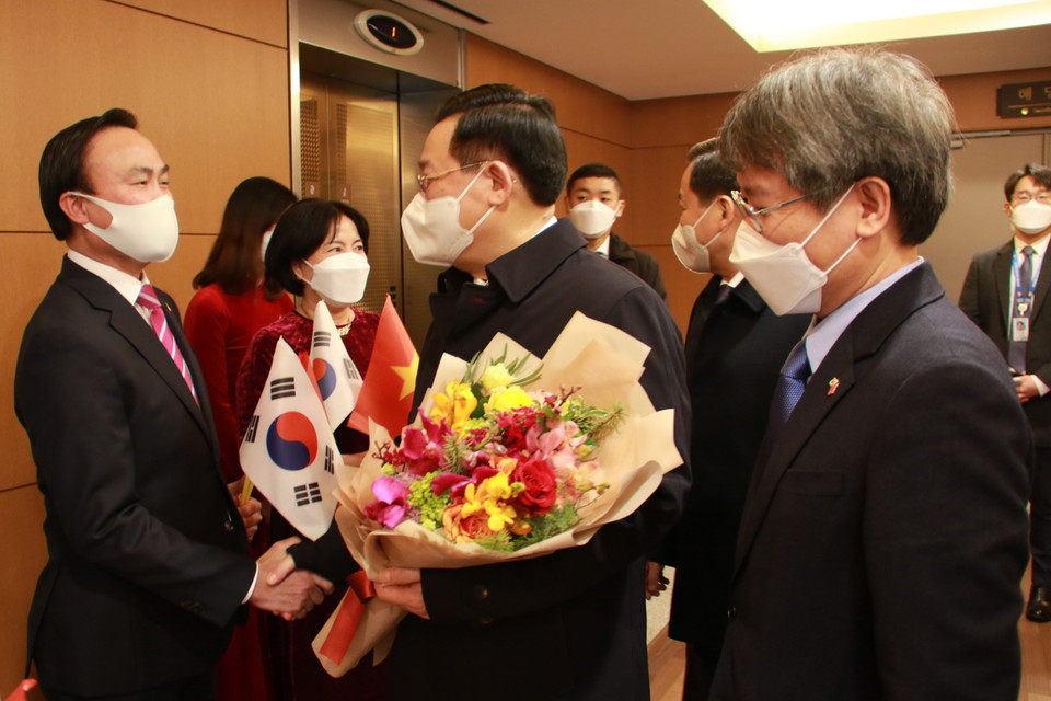 Cán bộ nhân viên Đại Sứ quán Việt Nam tại Hàn Quốc chào đón Chủ tịch Quốc hội Vương Đình Huệ tại Sân bay Incheon. (Ảnh: Khánh Vân-Đức Hưng/TTXVN)