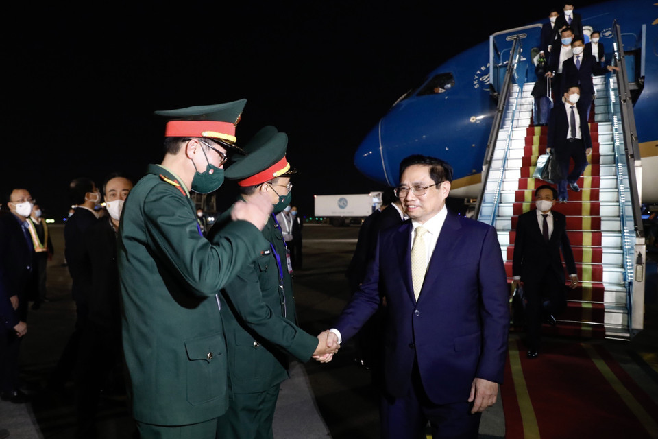 Thủ tướng Chính phủ Phạm Minh Chính và đoàn đại biểu cấp cao Việt Nam về đến Thủ đô Hà Nội. (Ảnh: Dương Giang/TTXVN)