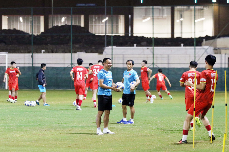Trợ lý huấn luyện viên Vũ Hồng Việt (giữa) quan sát các cầu thủ luyện tập. (Ảnh: TTXVN phát)
