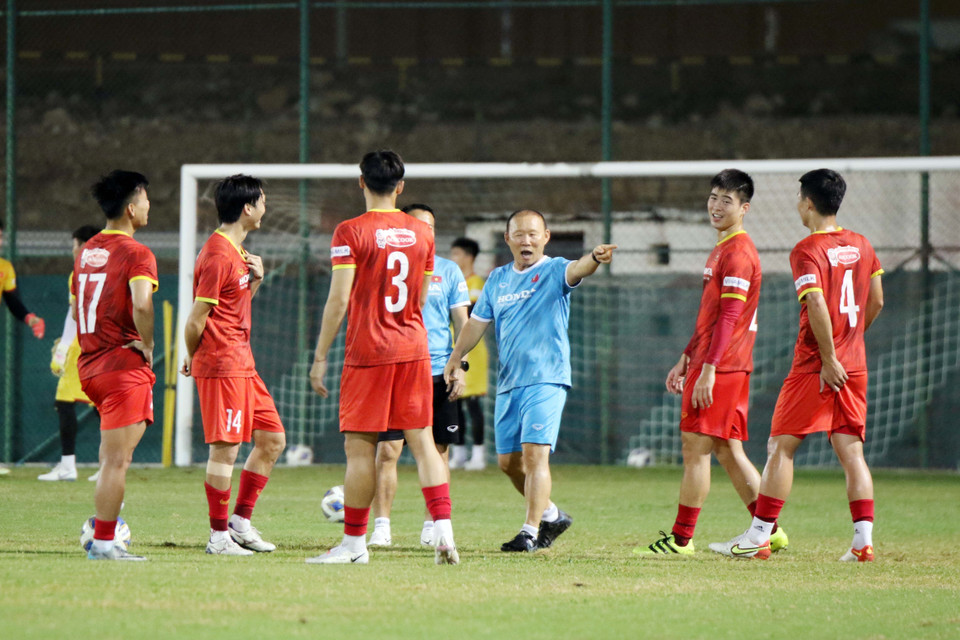 Huấn luyện viên Park Hang Seo chỉ đạo các cầu thủ. (Ảnh: TTXVN phát)