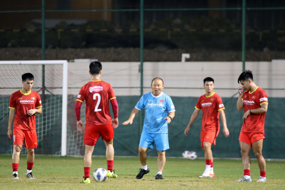 Huấn luyện viên Park Hang Seo chỉ đạo các cầu thủ. (Ảnh: TTXVN phát)