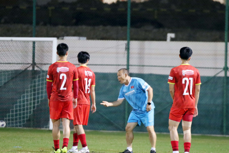 Huấn luyện viên Park Hang Seo chỉ đạo các cầu thủ. (Ảnh: TTXVN phát)