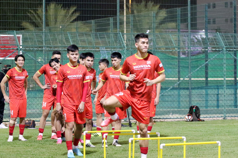 Đội tuyển Việt Nam khởi động trước buổi tập. (Ảnh: TTXVN phát)