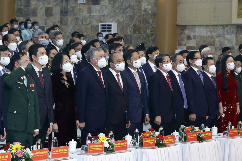 Chủ tịch nước Nguyễn Xuân Phúc và các đại biểu thực hiện nghi thức chào cờ tại buổi lễ. (Ảnh: Thống Nhất/TTXVN)