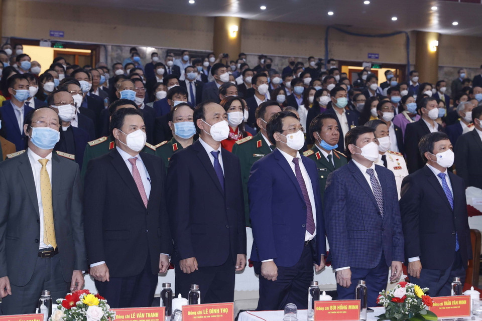 Các đại biểu thực hiện nghi thức chào cờ tại buổi lễ. (Ảnh: Thống Nhất/TTXVN)