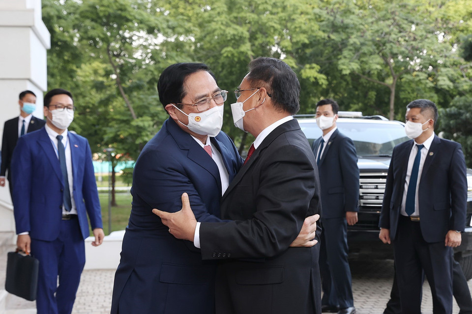 Thủ tướng Phạm Minh Chính đón Chủ tịch Quốc hội Lào Xaysomphone Phomvihane. (Ảnh: Dương Giang/TTXVN)