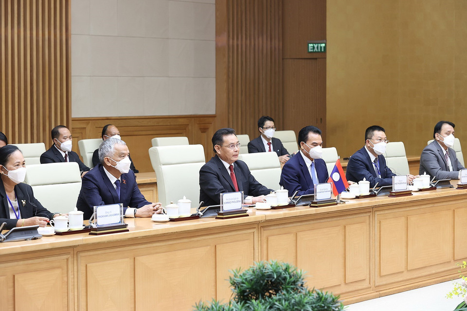 Chủ tịch Quốc hội Lào Xaysomphone Phomvihane và các thành viên đoàn Lào tham dự buổi hội kiến. (Ảnh: Dương Giang/TTXVN)