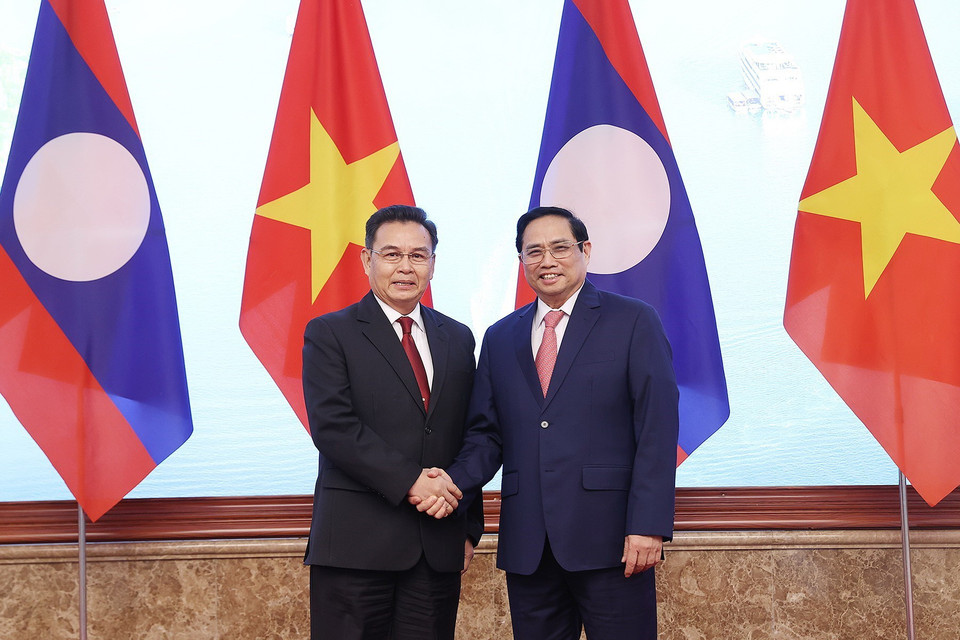 Thủ tướng Phạm Minh Chính đón Chủ tịch Quốc hội Lào Xaysomphone Phomvihane. (Ảnh: Dương Giang/TTXVN)