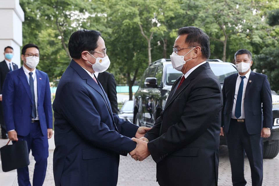 Thủ tướng Phạm Minh Chính đón Chủ tịch Quốc hội Lào Xaysomphone Phomvihane. (Ảnh: Dương Giang/TTXVN)