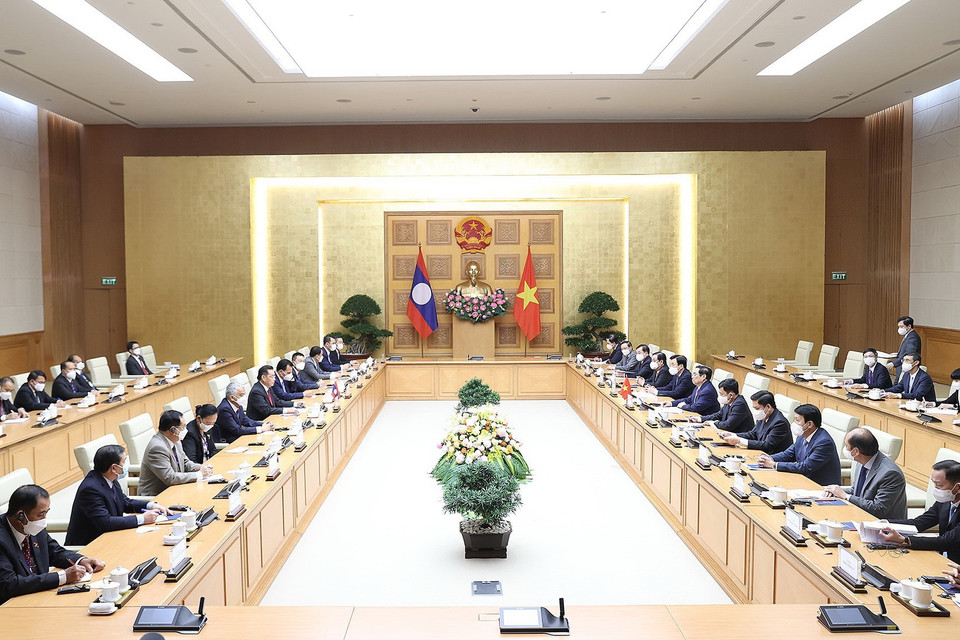 Thủ tướng Phạm Minh Chính hội kiến Chủ tịch Quốc hội Lào Xaysomphone Phomvihane. (Ảnh: Dương Giang/TTXVN)