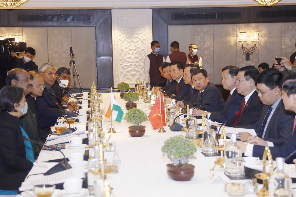 Chủ tịch Quốc hội Vương Đình Huệ hội đàm với Chủ tịch Hạ viện Ấn Độ Om Birla. (Ảnh: Doãn Tấn/TTXVN)