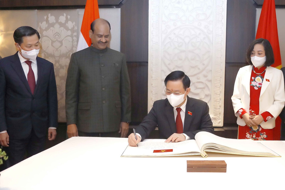 Chủ tịch Quốc hội Vương Đình Huệ ghi Sổ vàng lưu niệm. (Ảnh: Doãn Tấn/TTXVN)