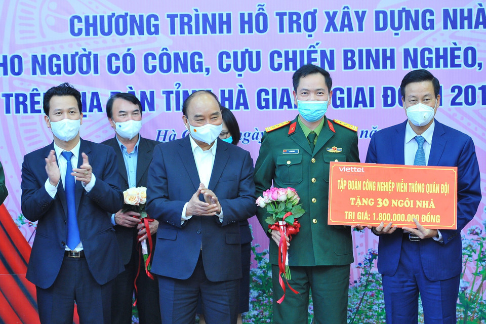 Các tập đoàn, doanh nghiệp ủng hộ chương trình hỗ trợ xây dựng nhà ở cho người có công, cựu chiến binh nghèo, hộ nghèo trên địa bàn tỉnh Hà Giang. (Ảnh: Minh Đức/TTXVN)