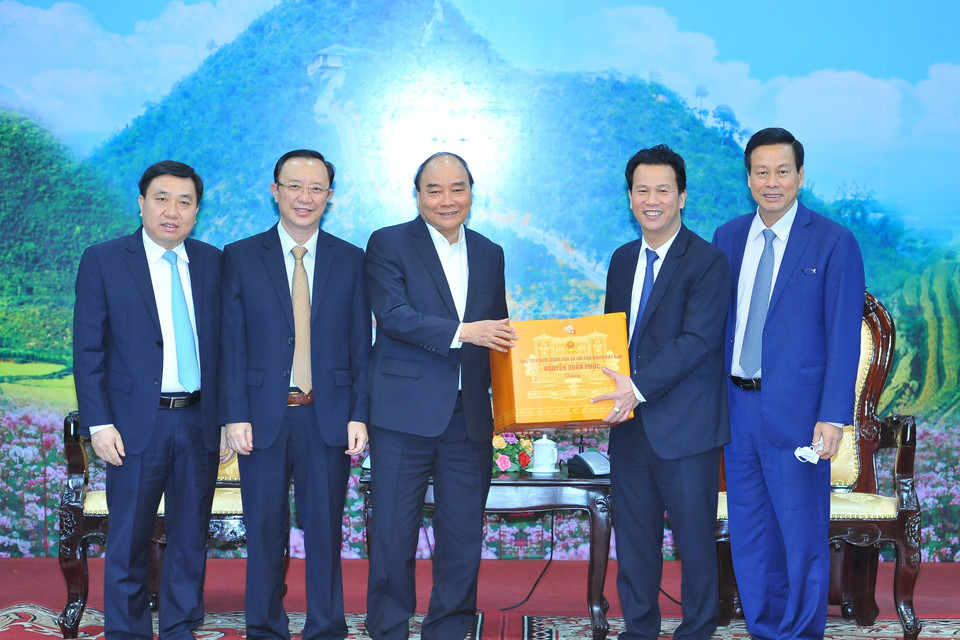 Chủ tịch nước Nguyễn Xuân Phúc trao tặng quà cho đồng chí Đặng Quốc Khánh, Ủy viên Ban chấp hành Trung ương Đảng, Bí thư tỉnh ủy Hà Giang. (Ảnh: Minh Đức/TTXVN)