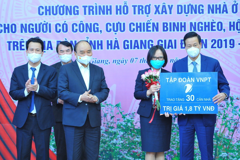 Các tập đoàn, doanh nghiệp ủng hộ chương trình hỗ trợ xây dựng nhà ở cho người có công, cựu chiến binh nghèo, hộ nghèo trên địa bàn tỉnh Hà Giang. (Ảnh: Minh Đức/TTXVN)