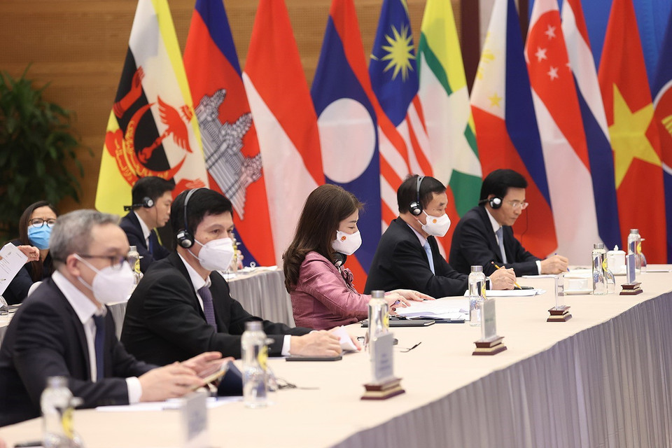 Các thành viên đoàn Việt Nam tham dự Hội nghị cấp cao Đông Á tại điểm cầu Hà Nội. (Ảnh: Dương Giang/TTXVN)