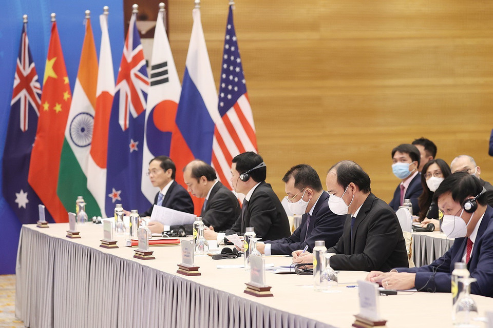 Các thành viên đoàn Việt Nam tham dự Hội nghị cấp cao Đông Á tại điểm cầu Hà Nội. (Ảnh: Dương Giang/TTXVN)