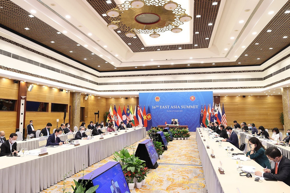 Thủ tướng Phạm Minh Chính và các thành viên đoàn Việt Nam tham dự Hội nghị cấp cao Đông Á lần thứ 16 tại điểm cầu Hà Nội. (Ảnh: Dương Giang/TTXVN)