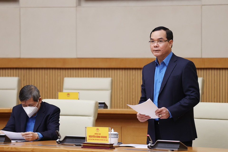 Chủ tịch Tổng Liên đoàn Lao động Việt Nam Nguyễn Đình Khang báo cáo kết quả phối hợp năm 2021. (Ảnh: Dương Giang/TTXVN)