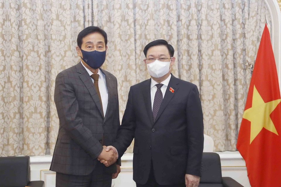 Chủ tịch Quốc hội Vương Đình Huệ tiếp Chủ tịch kiêm Tổng Giám đốc Hanabank Park Sung-ho. (Ảnh: Doãn Tấn/TTXVN)