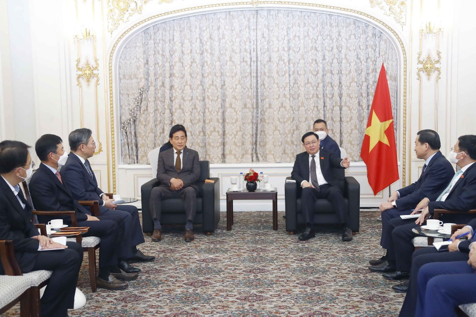 Chủ tịch Quốc hội Vương Đình Huệ tiếp Chủ tịch kiêm Tổng Giám đốc Hanabank Park Sung-ho. (Ảnh: Doãn Tấn/TTXVN)