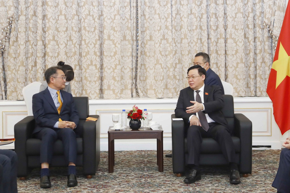 Chủ tịch Quốc hội Vương Đình Huệ tiếp Chủ tịch kiêm Tổng Giám đốc Tập đoàn Amkor Technology Ji Jong-rip. (Ảnh: Doãn Tấn/TTXVN)