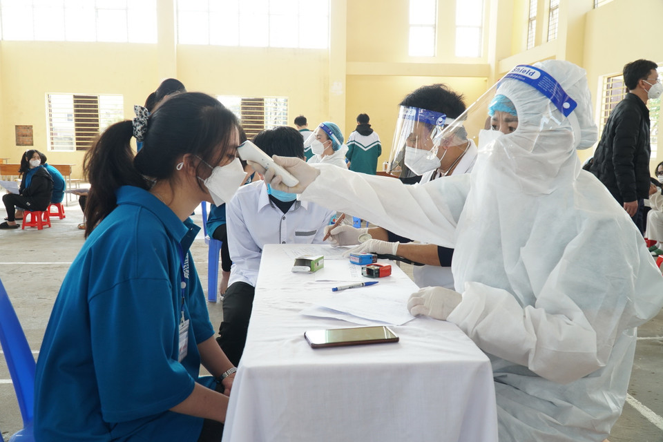 Khám sàng lọc cho trẻ trước khi tiêm tại trường THPT Chuyên Phan Bội Châu, thành phố Vinh. (Ảnh: Bích Huệ/TTXVN)