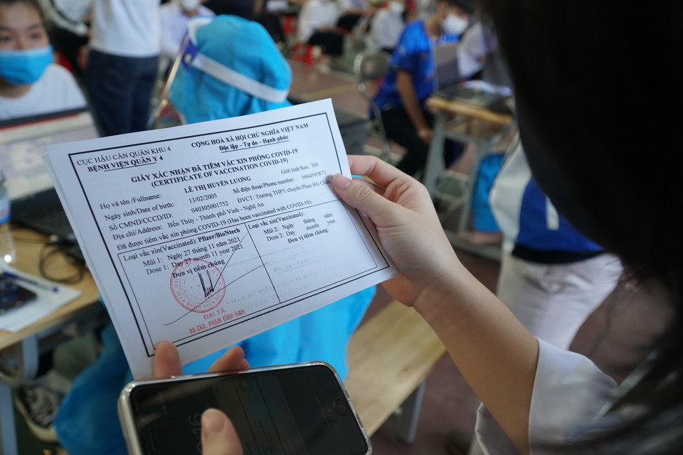 Đợt này có gần 100.000/300.000 học sinh được tiêm vaccine Pfizer phòng COVID-19. (Ảnh: Bích Huệ/TTXVN)