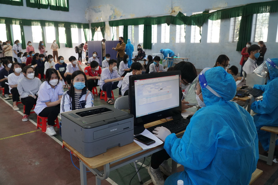 Mặc dù số lượng học sinh đến tiêm đông nhưng việc tổ chức tiêm được các cơ sở giáo dục thực hiện theo đúng quy trình, kế hoạch. (Ảnh: Bích Huệ/TTXVN)