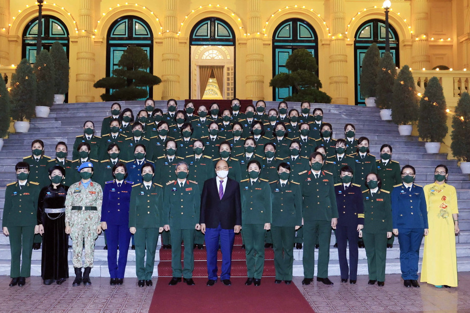 Chủ tịch nước Nguyễn Xuân Phúc chụp ảnh cùng các đại biểu. (Ảnh: Thống Nhất/TTXVN)