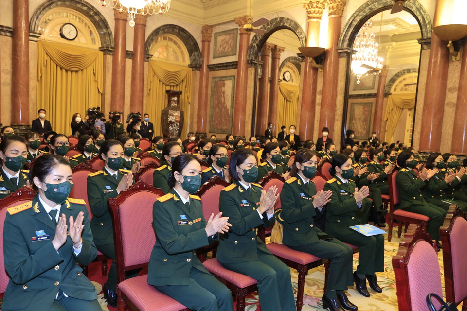 Các đại biểu tiêu biểu đại diện cho các đại biểu về dự Đại hội đại biểu Phụ nữ Quân đội lần thứ VII tại buổi gặp Chủ tịch nước. (Ảnh: Thống Nhất/TTXVN)