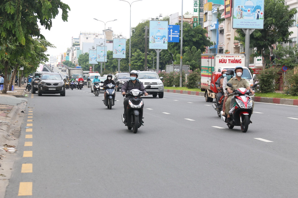 Khá đông phương tiện di chuyển trên đường Cộng Hòa, khu vực cầu vượt Hoàng Hoa Thám. (Ảnh: Xuân Tình/TTXVN)