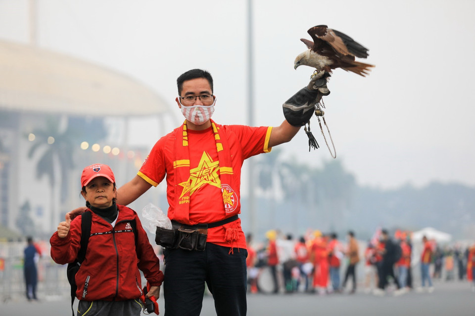 Các cổ động viên của đội tuyển Việt Nam đến sân từ khá sớm. (Ảnh: Thành Đạt/TTXVN)