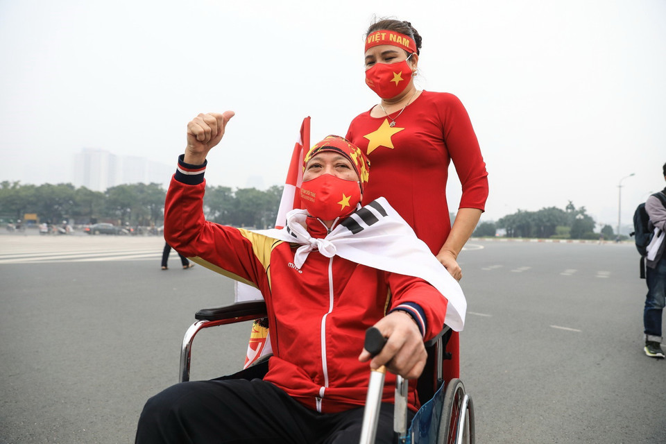 Vợ chồng ông Tuấn đến từ Sóc Sơn đã 9 năm ngồi xe lăn đến sân cổ vũ cho đội tuyển bóng đá Việt Nam. (Ảnh: Thành Đạt/TTXVN)