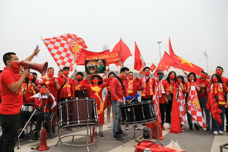 Những cổ động viên trung thành và nhiệt huyết của Đội tuyển Việt Nam. (Ảnh: Thành Đạt/TTXVN)