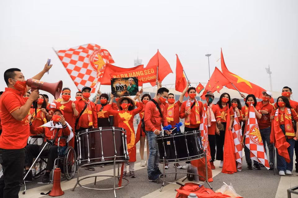 Những cổ động viên trung thành và nhiệt huyết của Đội tuyển Việt Nam. (Ảnh: Thành Đạt/TTXVN)