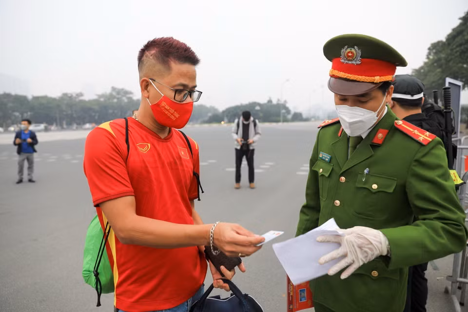 Để đảm bảo các yếu tố an toàn phòng dịch, các cổ động viên vào sân phải đảm bảo kết quả âm tính khi test nhanh trong thời gian 72h. (Ảnh: Thành Đạt/TTXVN)