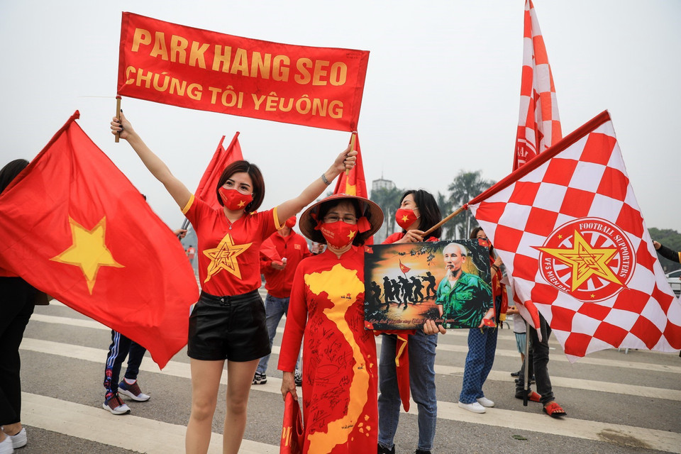 Các cổ động viên luôn mang theo ảnh Bác Hồ sẵn sàng tiếp lửa cho đội tuyển Việt Nam. (Ảnh: Thành Đạt/TTXVN)