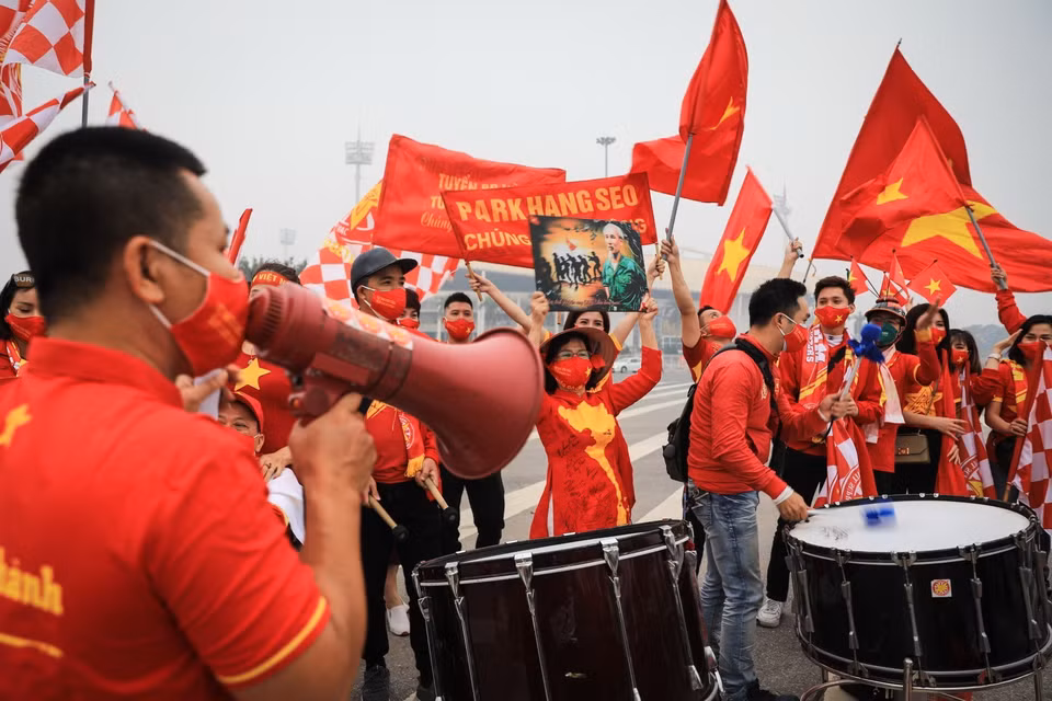 Những cổ động viên trung thành và nhiệt huyết đã sẵn sàng tiếp lửa cho thầy trò HLV Park Hang-seo. (Ảnh: Thành Đạt/TTXVN)