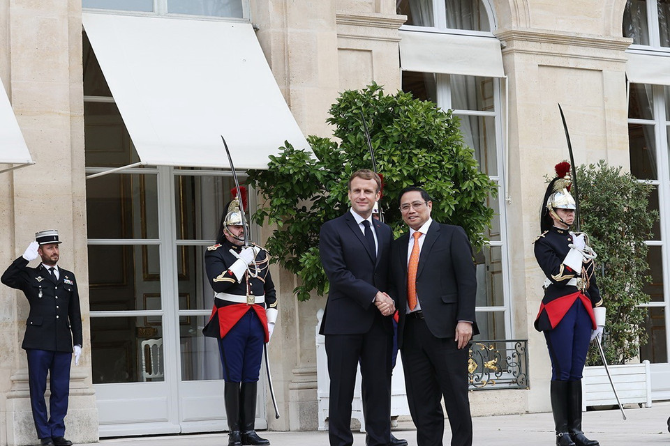 Tổng thống Cộng hòa Pháp Emmanuel Macron và Thủ tướng Chính phủ Phạm Minh Chính. (Ảnh: Dương Giang/TTXVN)