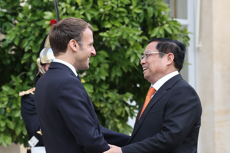 Tổng thống Cộng hòa Pháp Emmanuel Macron và Thủ tướng Chính phủ Phạm Minh Chính. (Ảnh: Dương Giang/TTXVN)