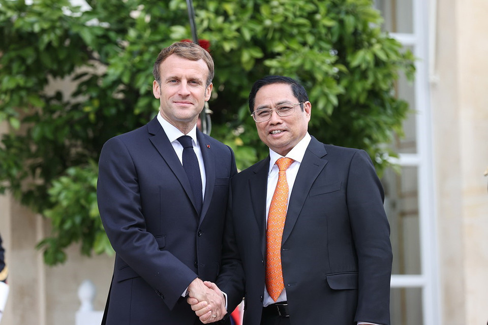 Tổng thống Cộng hòa Pháp Emmanuel Macron và Thủ tướng Chính phủ Phạm Minh Chính. (Ảnh: Dương Giang/TTXVN)